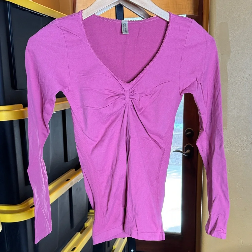 NWOT Last Tango Mauve Ruched V-Neck Ribbed Stretch Long Sleeve Top Size S / M